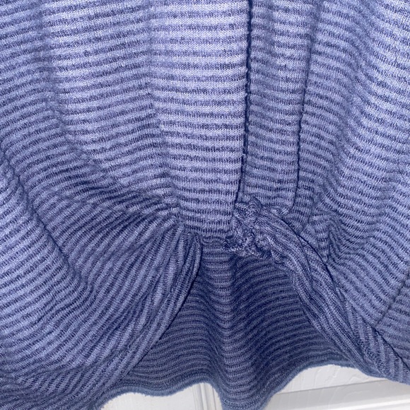 Mid sleeve navy blue stripe blouse - Picture 3 of 4